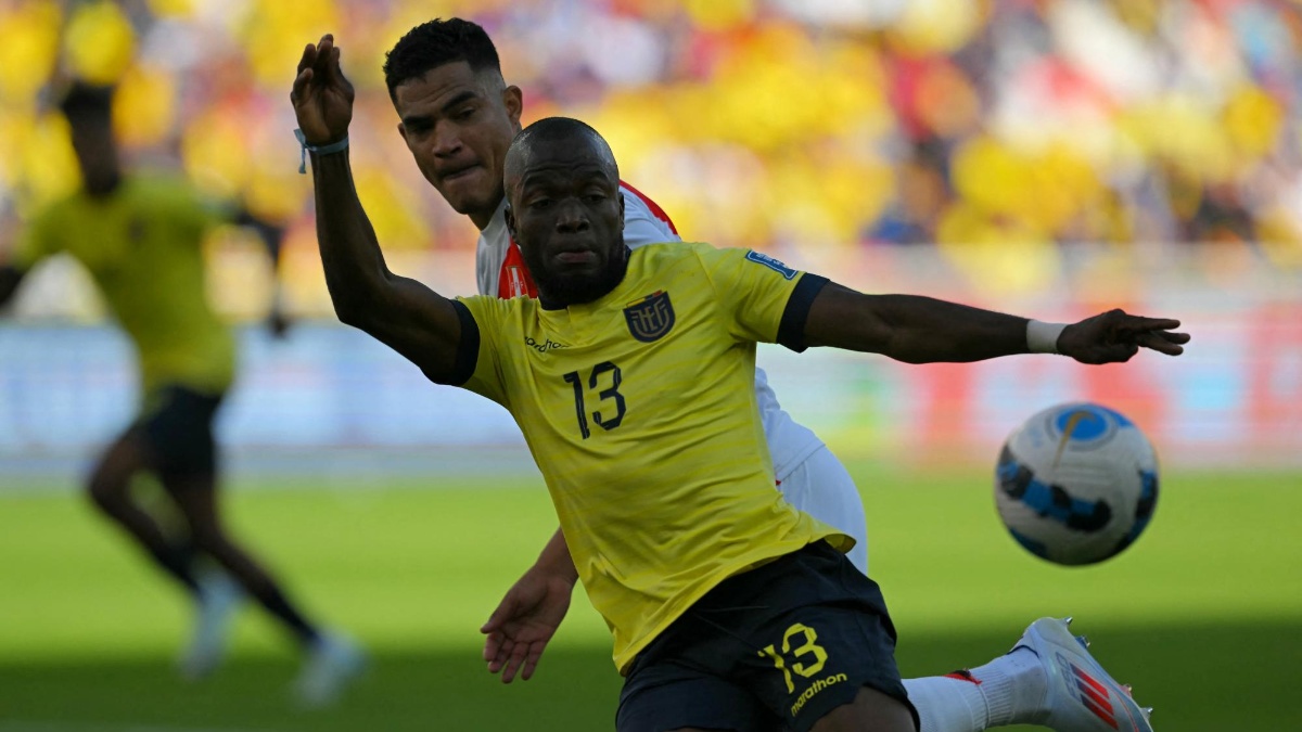 Ecuador recibe a Perú por la octava jornada de las eliminatorias sudamericanas. (AFP)