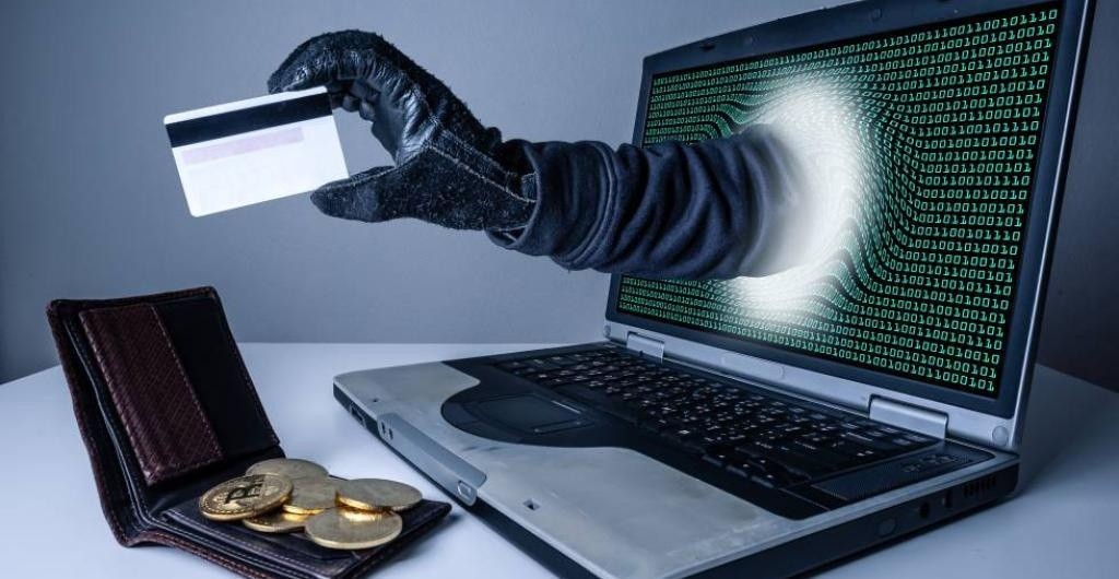 Imagen referencial de un estafador robando una tarjeta por internet. (Internet)