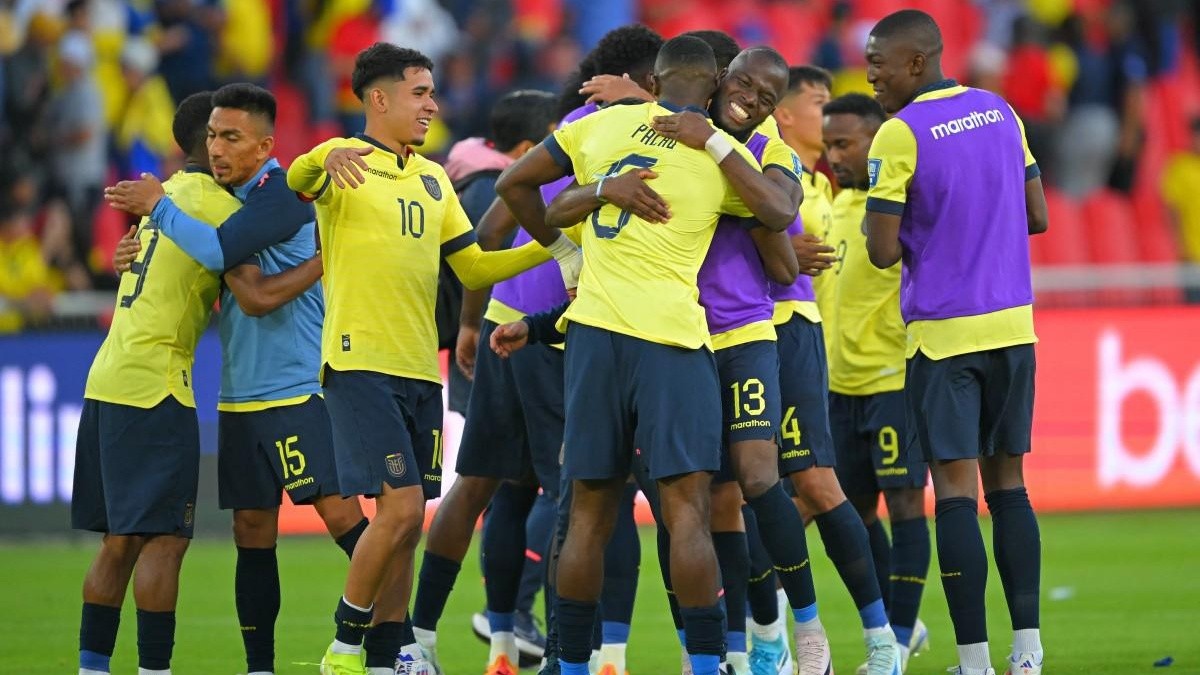 Jugadores de Ecuador celebrando el triunfo sobre Perú. (AFP)