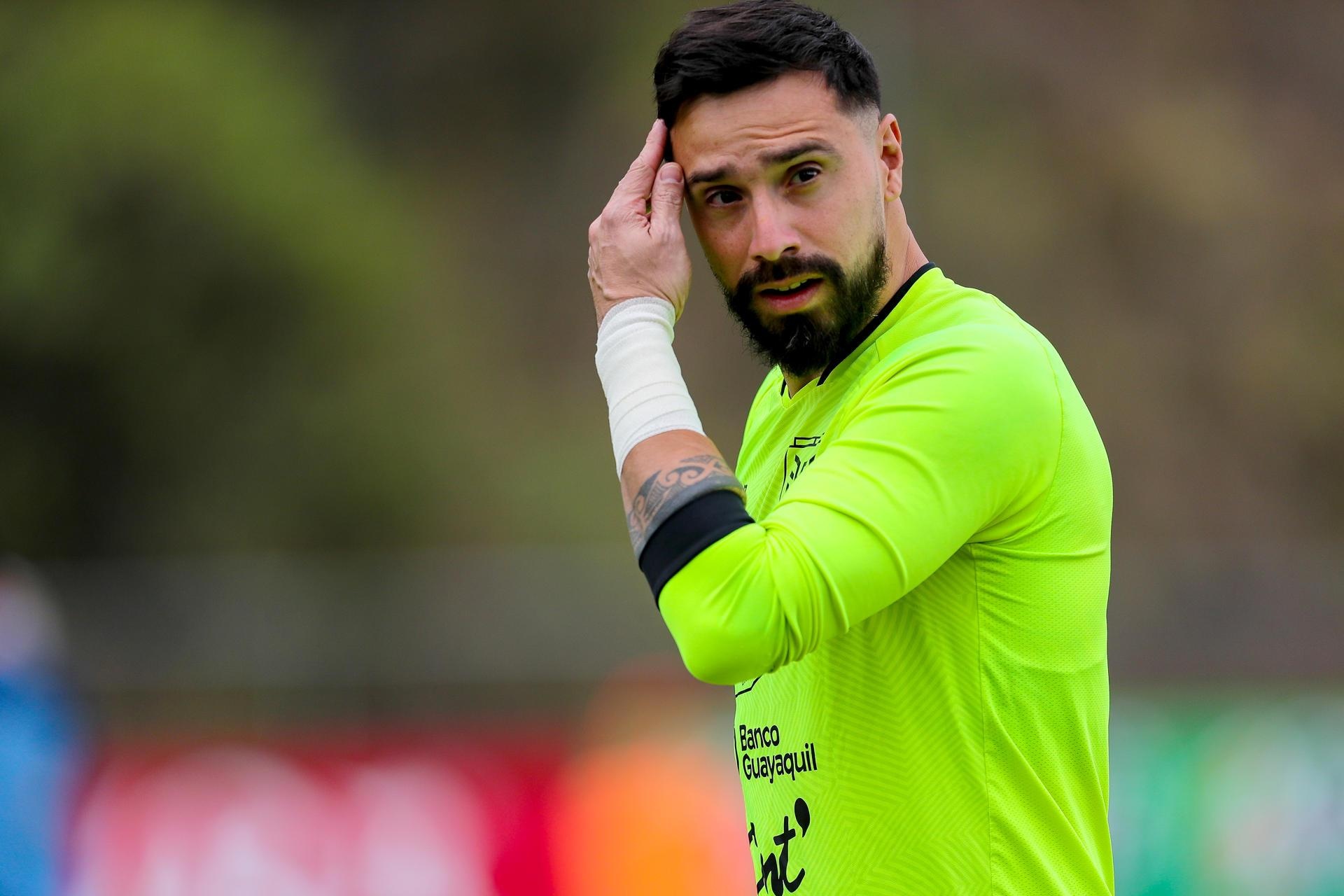 El arquero de la selección de fútbol de Ecuador, Hernán Galíndez, participa durante un entrenamiento en Quito (Ecuador). (EFE)