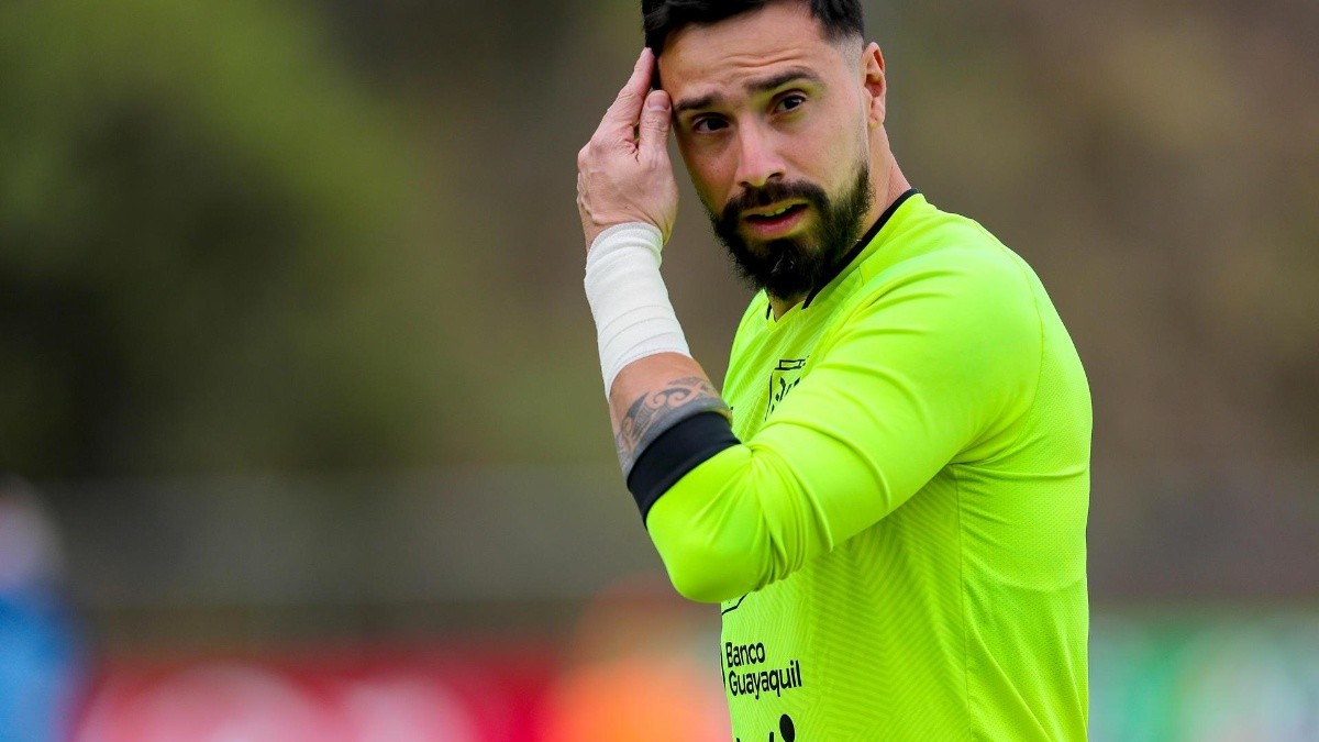 El arquero de la selección de fútbol de Ecuador, Hernán Galíndez, participa durante un entrenamiento en Quito (Ecuador). (EFE)