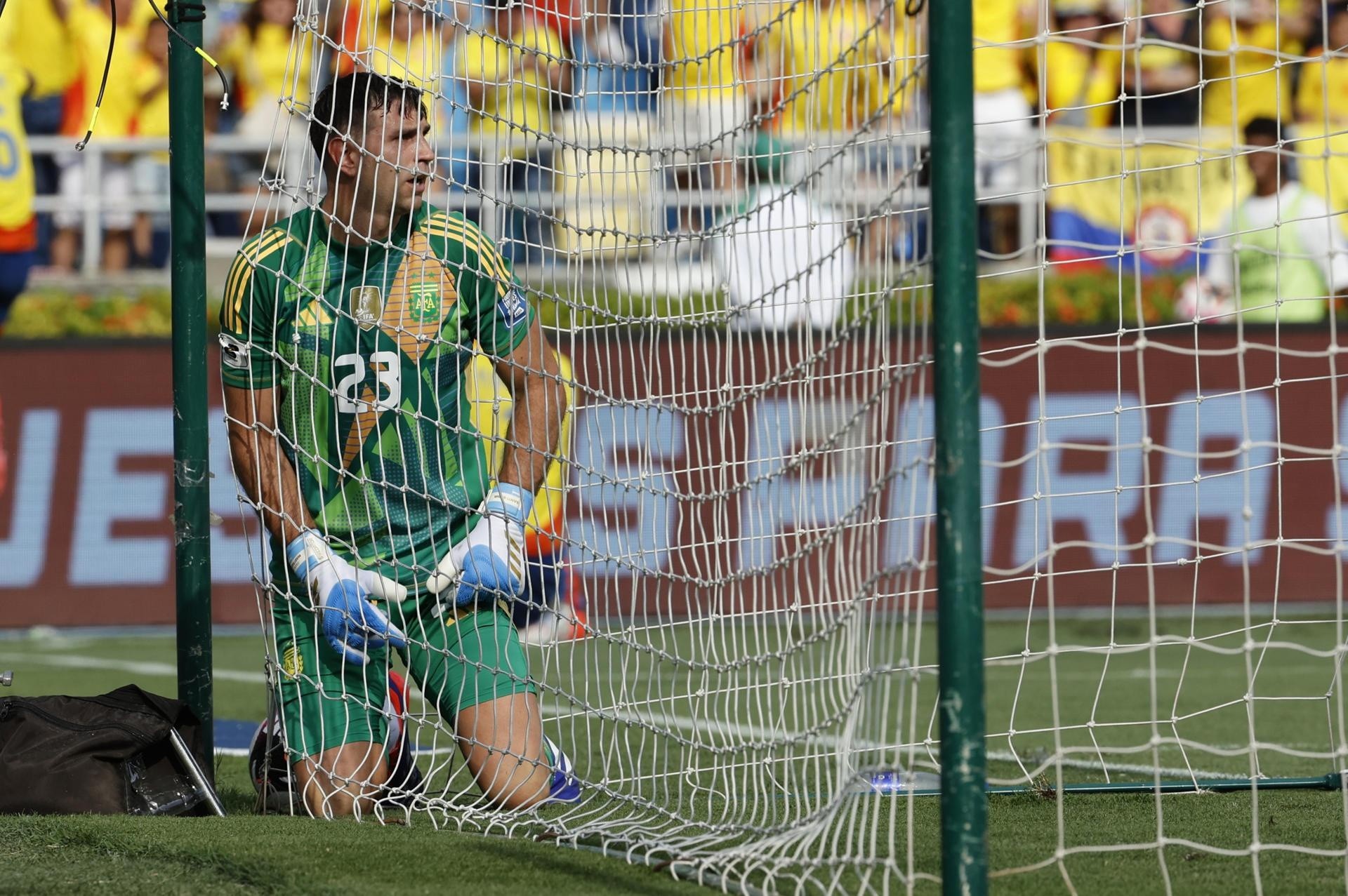 El portero de la selección de Argentina, Emiliano Martínez, en el partido ante Colombia (EFE)