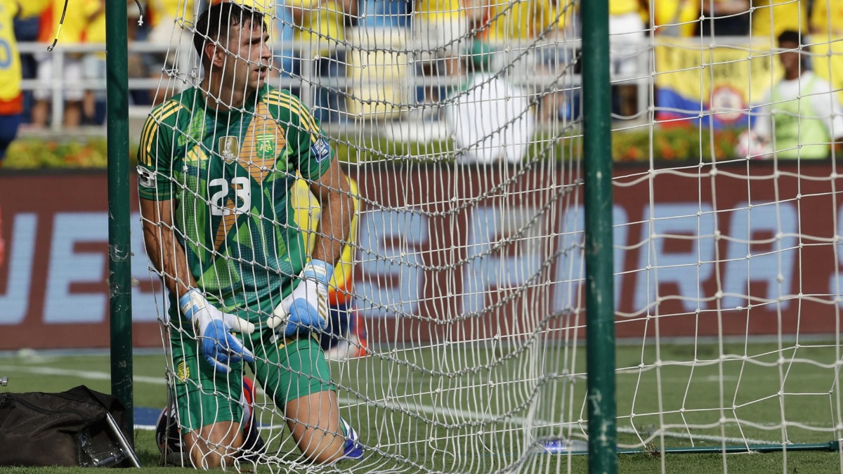 El portero de la selección de Argentina, Emiliano Martínez, en el partido ante Colombia (EFE)