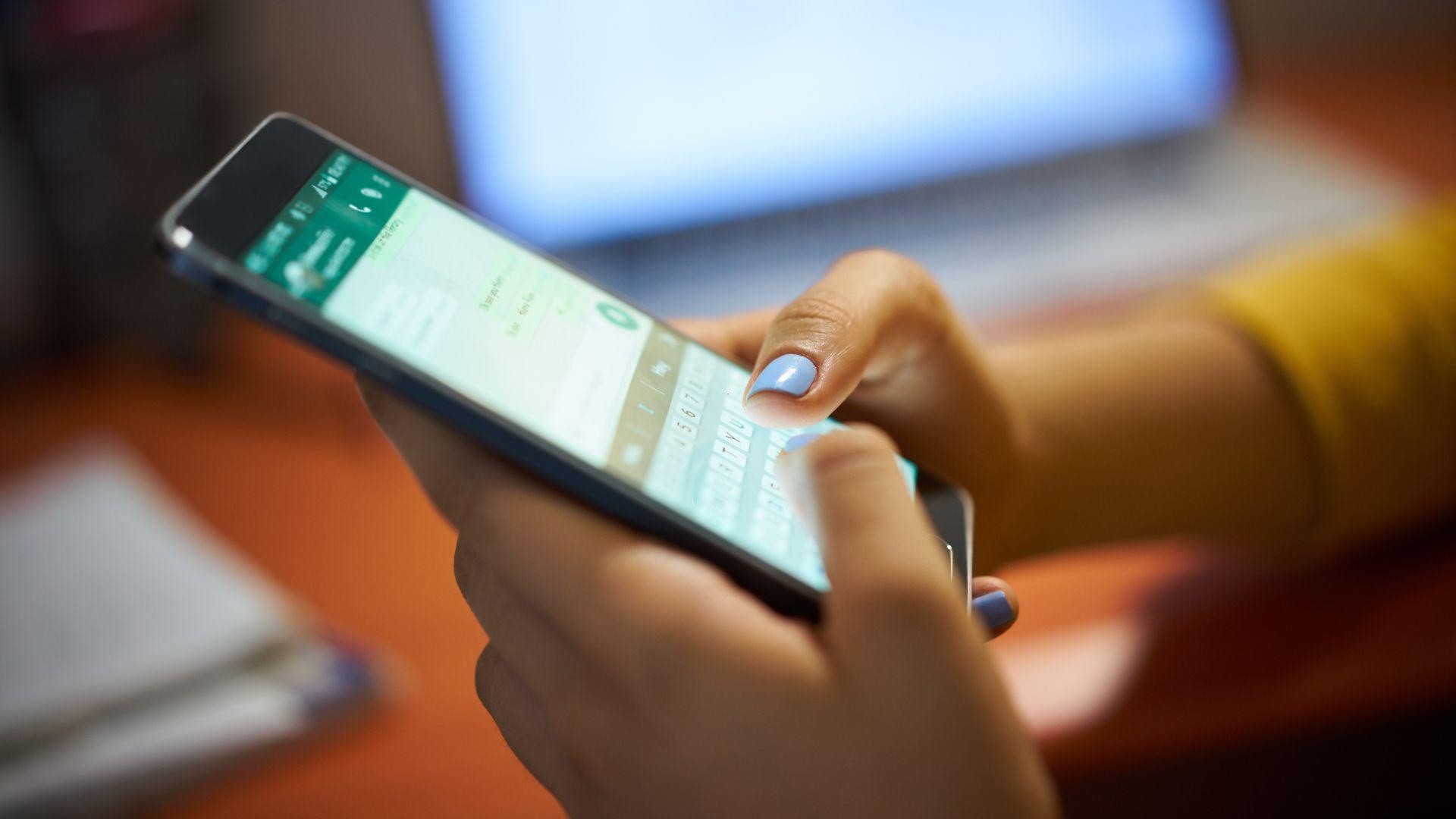 Imagen referencial de mujer chateando en WhatsApp (Canva)