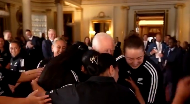 El Rey Carlos III junto al equipo de rugby (Redes Sociales)