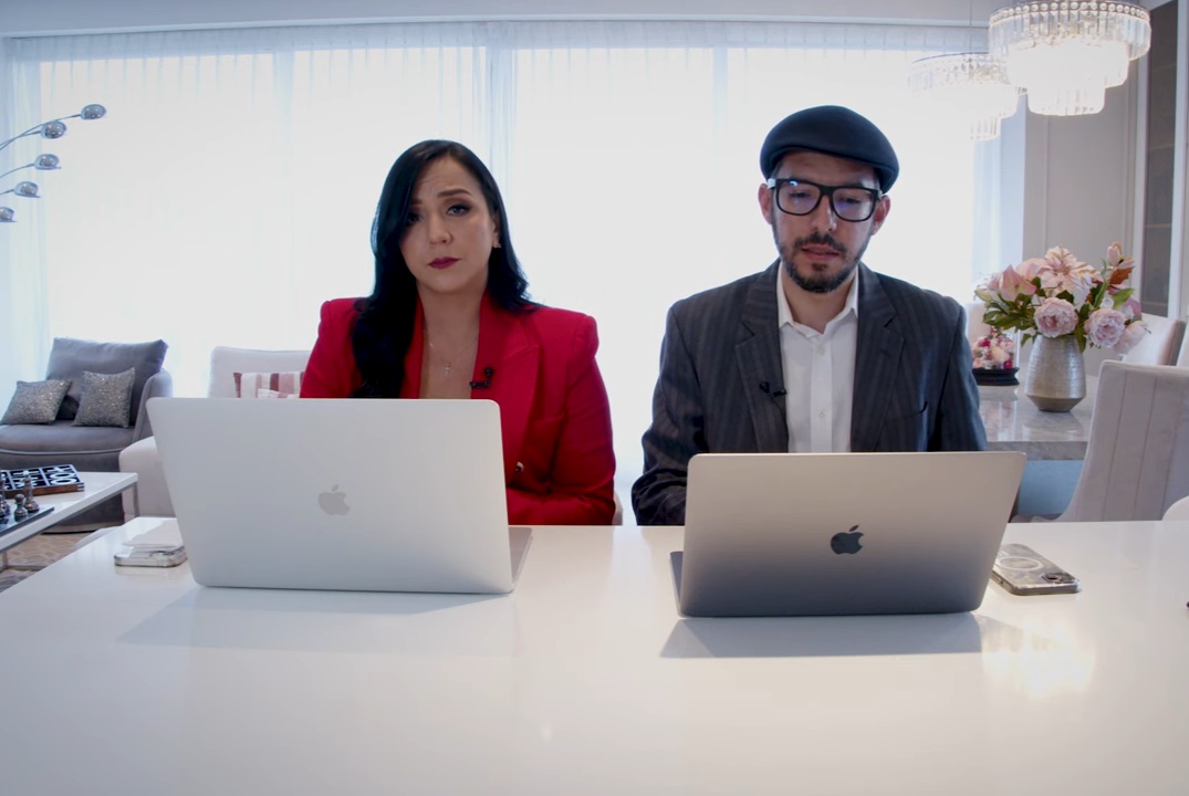 Imagen de Mónica Velásquez y Andersson Boscán, del medio digital La Posta, anunciando su salida del Ecuador. (Tomado de Café La Posta)