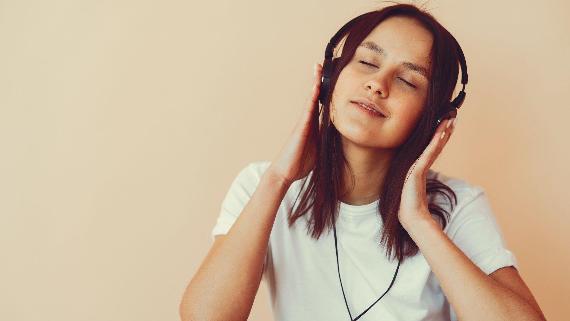 Imagen referencial de mujer escuchando música. (Canva)