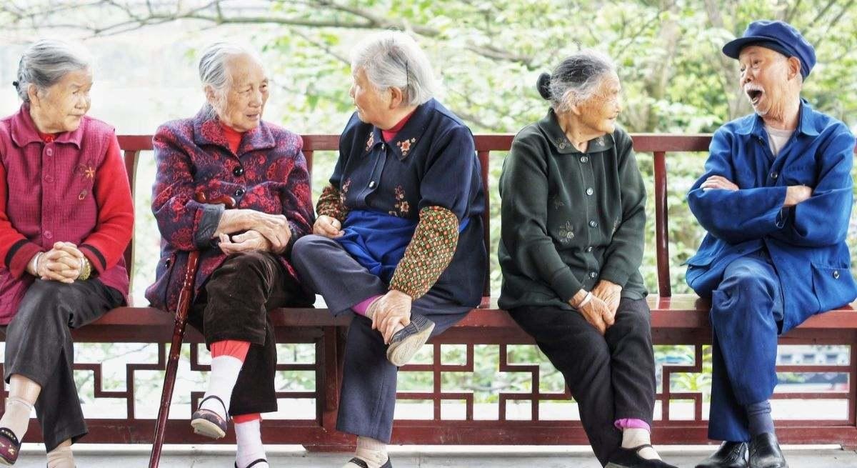 Imagen referencial de cinco ancianos de China sentados en una banca. (Foto: Archivo.)