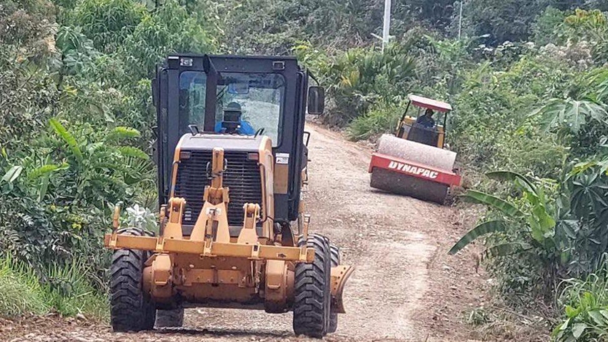 Trabajos de mejoramiento en el límite provincial entre Orellana y Napo, parroquia La Belleza, sector Casique Jumandi. (MTOP)