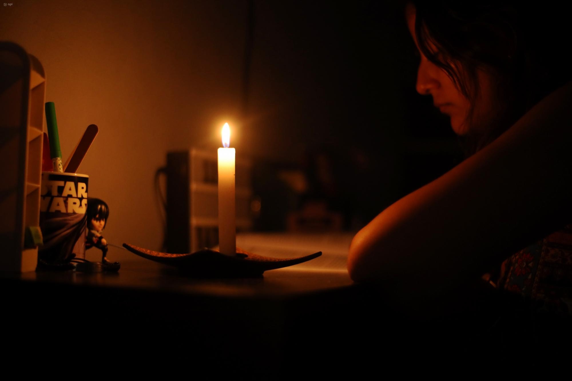 Una persona con una vela. (API)