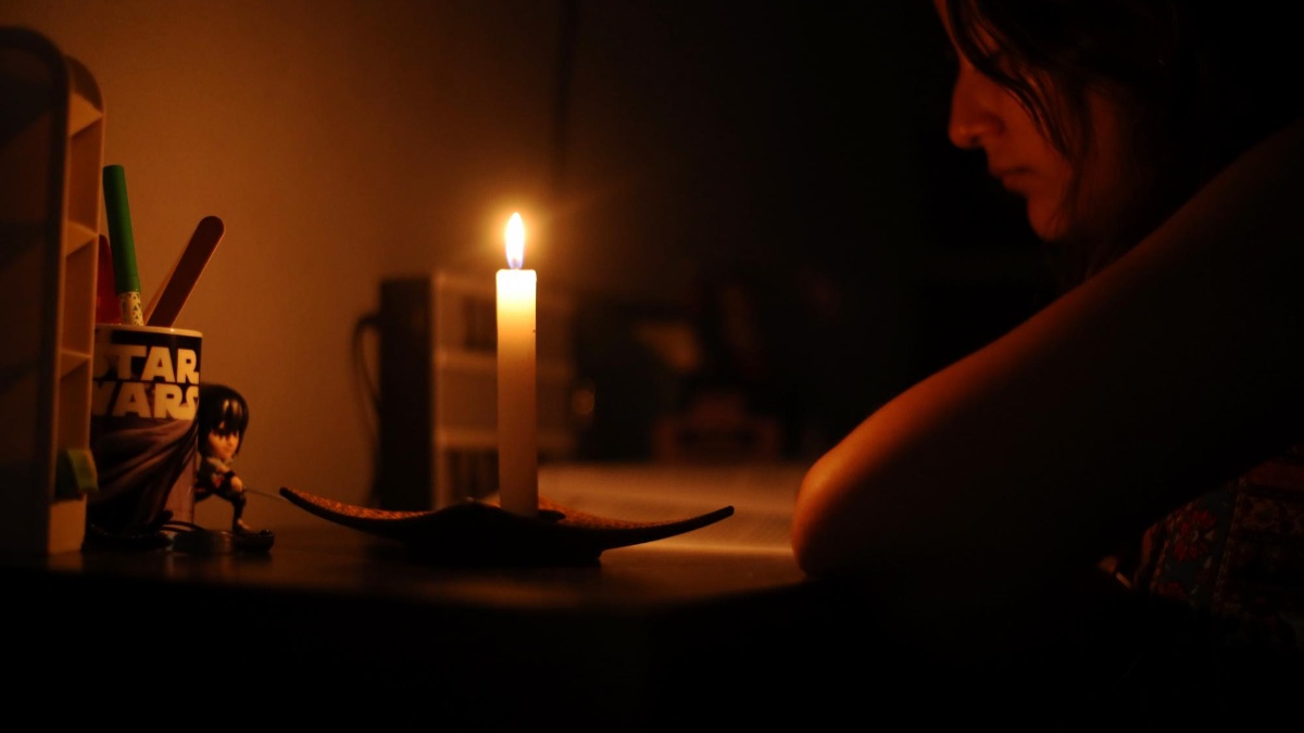 Una persona con una vela. (API)