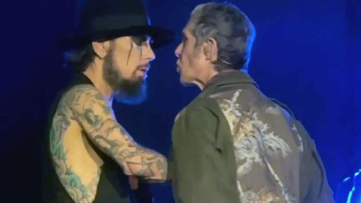 Captura de pantalla de la pelea entre la banda Jane's Addiction sobre los escenarios de un show en Boston. (RRSS)