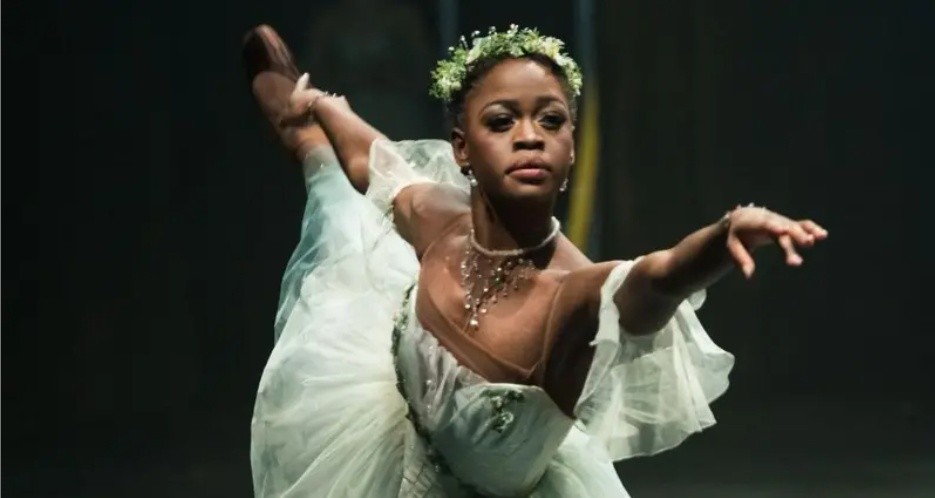 Michaela DePrince interpretando “Giselle” con el Ballet Nacional Inglés en 2017. (Ian Gavan/Getty Images)