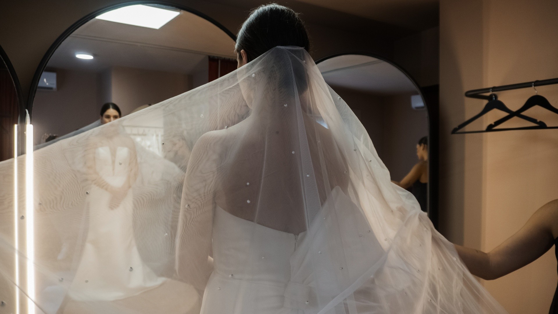 Foto referencial de una mujer con su vestido de boda (Canva)