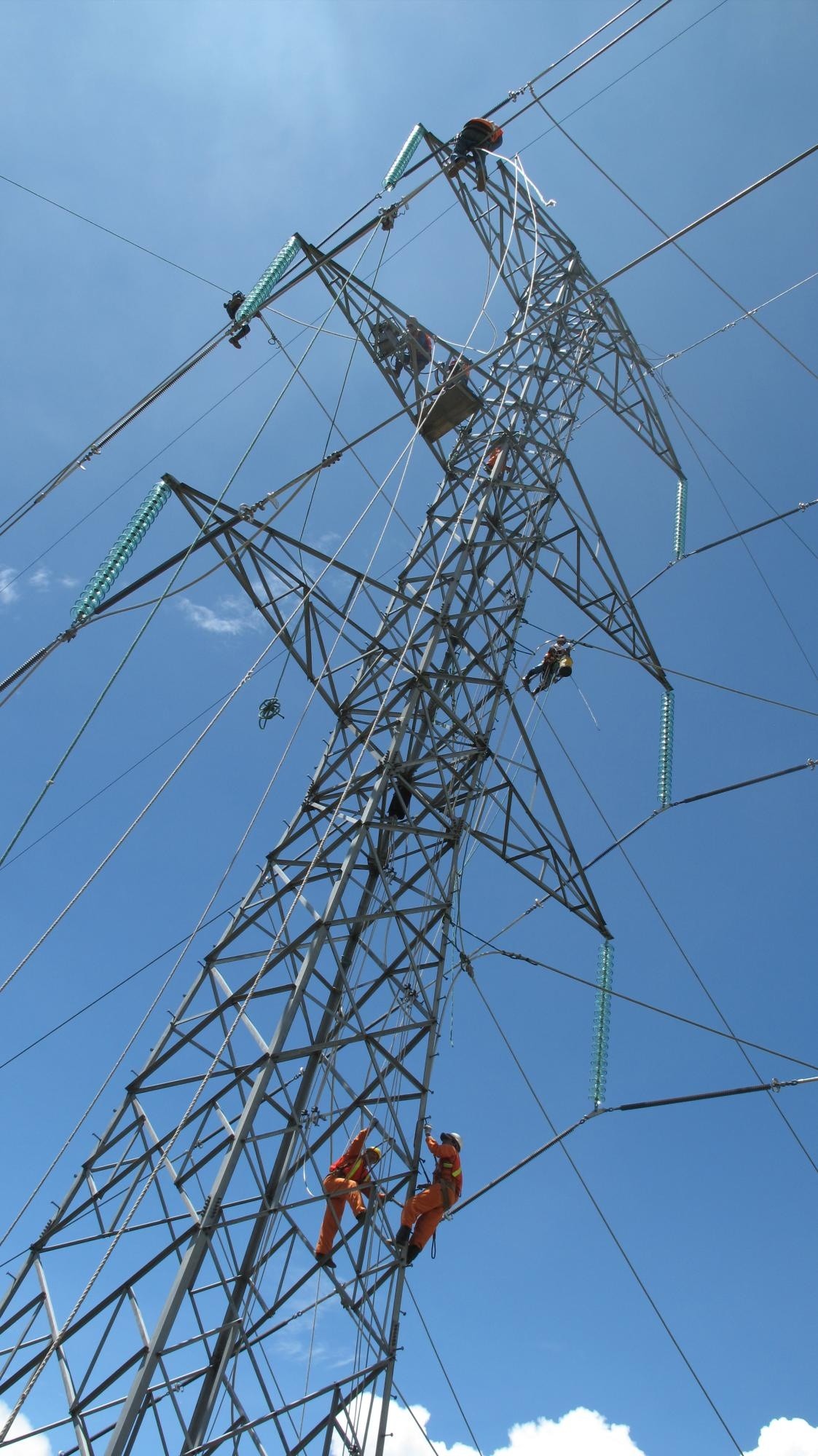 Imagen referencial de trabajos en líneas de transmisión. (Cortesía de Celec EP Transelectric)