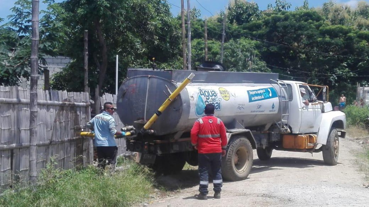 Tanqueros de agua en Monte Sinaí, Guayaquil. (Interagua - Archivo)