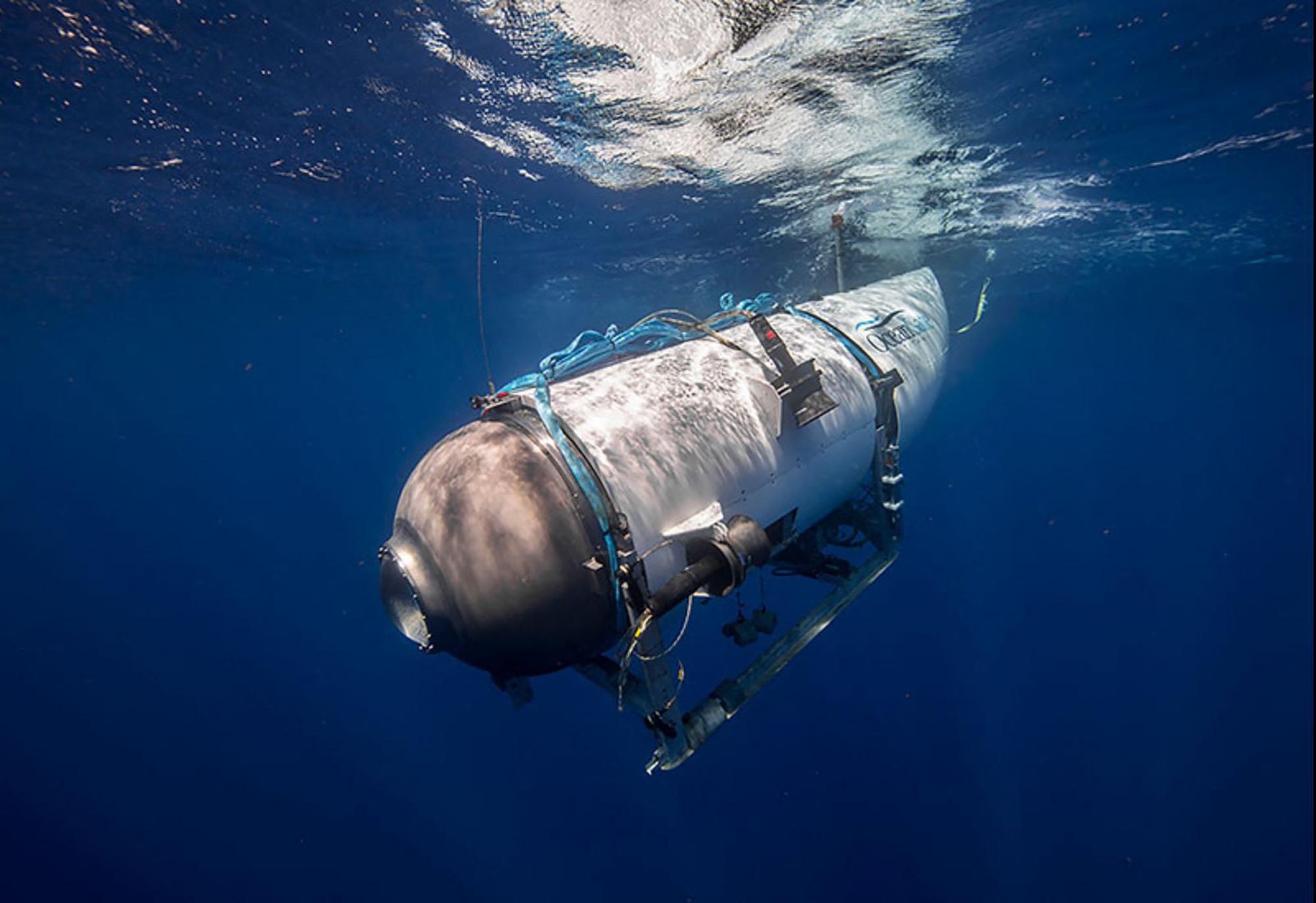 Esta imagen sin fecha, cortesía de OceanGate Expeditions, muestra su sumergible Titán comenzando un descenso. (AFP - Archivo)