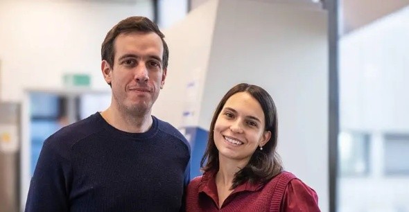 Los científicos Gregorio Iraola y Josefina Puig. (© Agustina Galain)