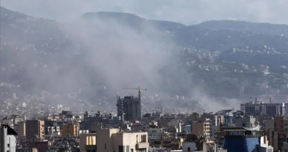 Nube de humo en un suburbio al sur de Beirut, Líbano, el 20 de septiembre de 2024. (Reuters)