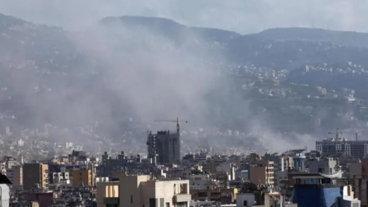 Nube de humo en un suburbio al sur de Beirut, Líbano, el 20 de septiembre de 2024. (Reuters)