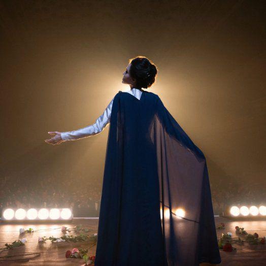 Fotografía de Angelina Jolie, interpretando a la legendaria soprano Maria Callas (Foto cuenta X)