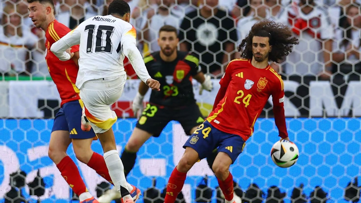 Momento de la mano no sancionada del jugador español, Marc Cucurella. (Archivo)