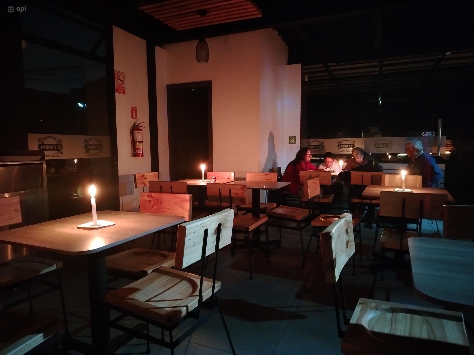 Los cortes de energía afectan al comercio del Ecuador. (API)