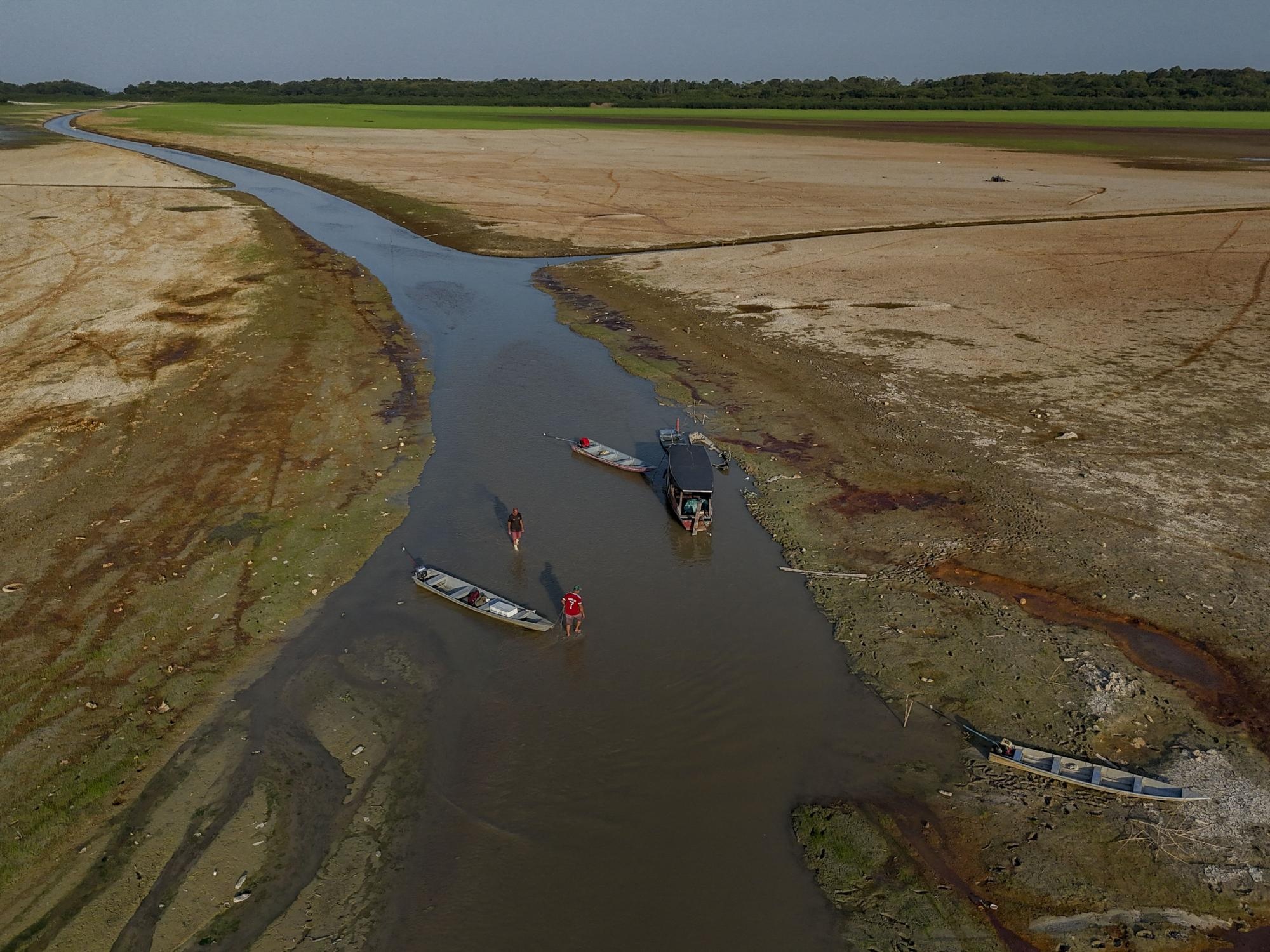 Severa sequía en el oeste de Manaos, estado de Amazonas, Brasil. (Photo by MICHAEL DANTAS / AFP) (MICHAEL DANTAS / AFP)
