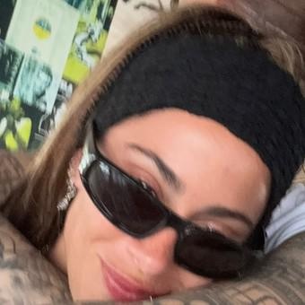 Historia publicada por Tini Stoessel en su Instagram, siendo abrazada por Young Miko. (RRSS)