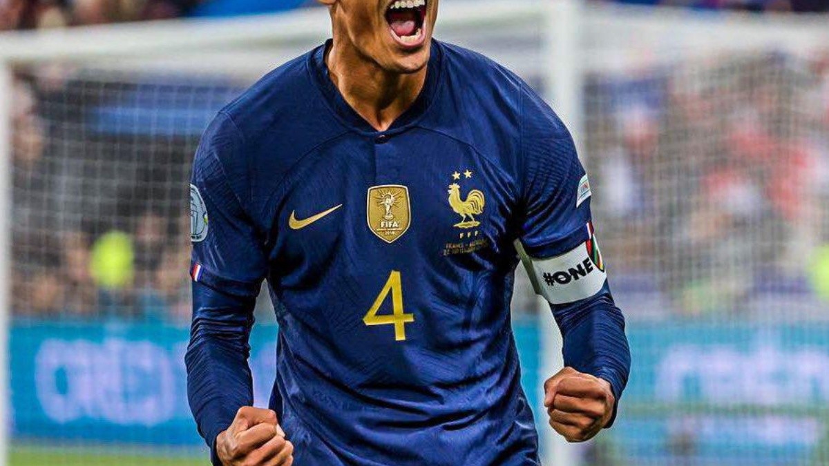 Raphael Varane celebra un gol con la selección de Francia (Foto: Internet)