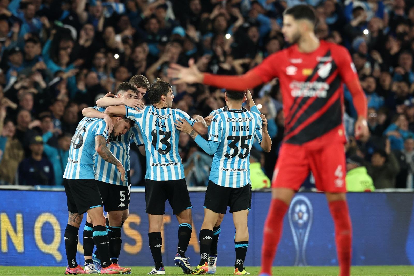 Jugadores de Racing celebrando la goleada. (AFP)