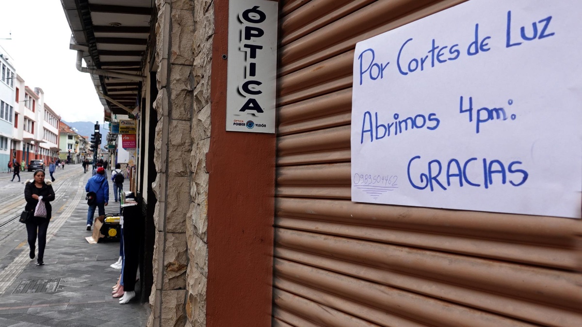 Imagen de archivo de negocios afectados por cortes de luz en Cuenca. (API)