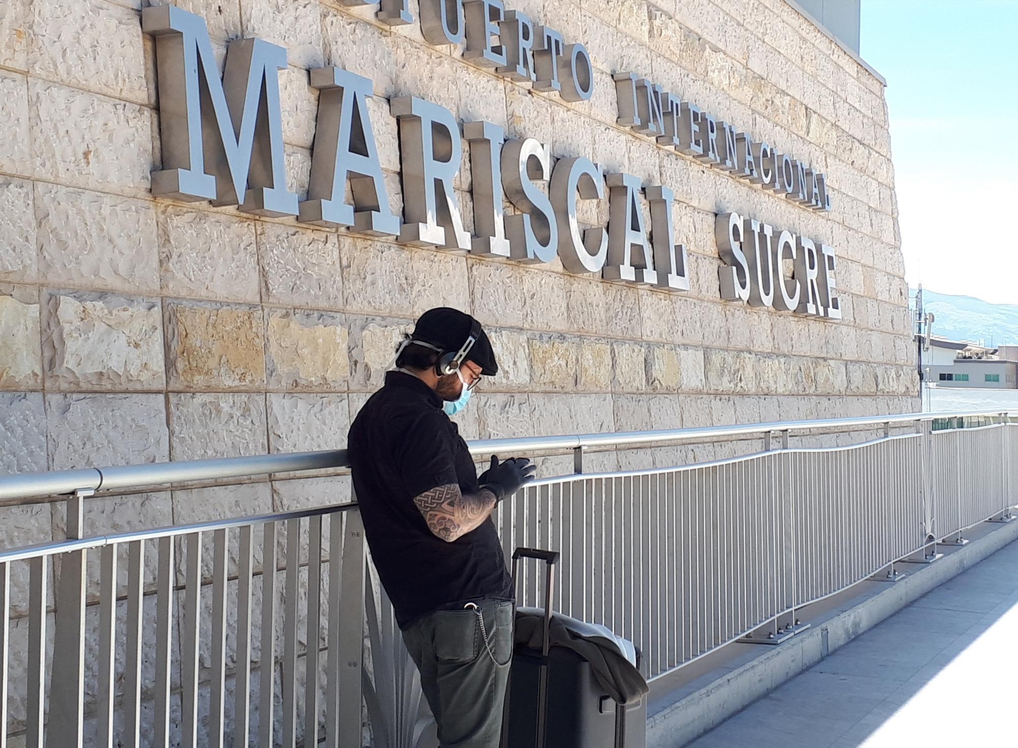 Fotografía de archivo de un pasajero que espera afuera en la terminal del aeropuerto internacional Mariscal Sucre en Quito. (Elias L. Benarroch / EFE)