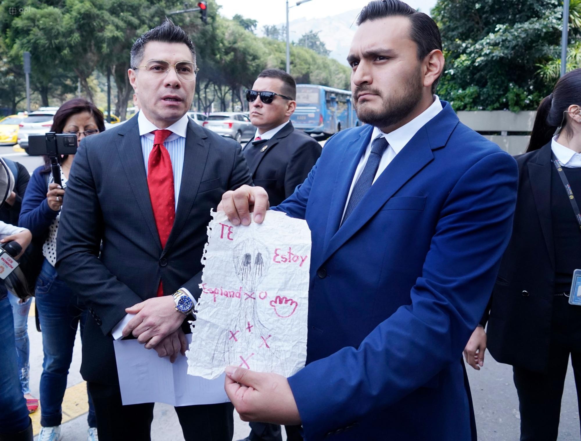 Francisco Barreiro (derecha) muestra las amenazas que ha recibido. (API)