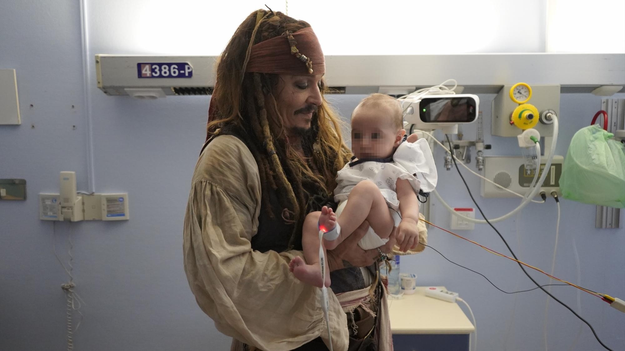 El actor Johnny Depp, vestido de capitán Sparrow, durante la visita que realizó a los niños del Hospital Universitario de Donostia, en la ciudad española de San Sebastián. (EFE)