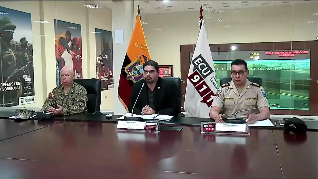Imagen de Lyonel Calderón, viceministro de Seguridad Ciudadana y Fausto Buenaño, subcomandante general de la Policía Nacional. (Televistazo)