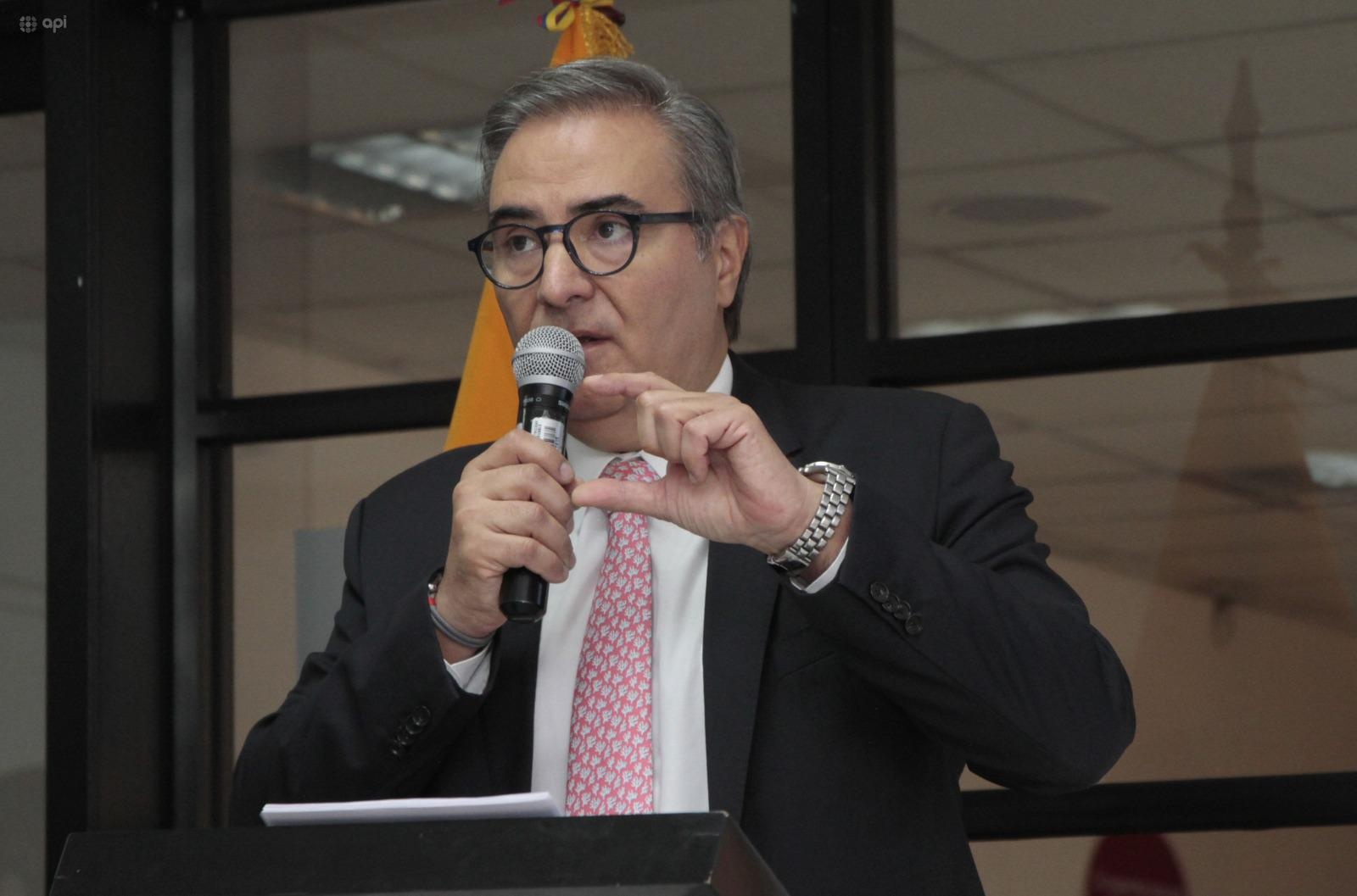 Imagen del ministro de Energía y Minas, Antonio Goncalves Savinovich, durante la rueda de prensa. (API)