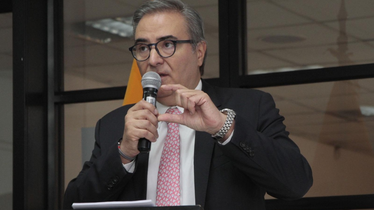 Imagen del ministro de Energía y Minas, Antonio Goncalves Savinovich, durante la rueda de prensa. (API)