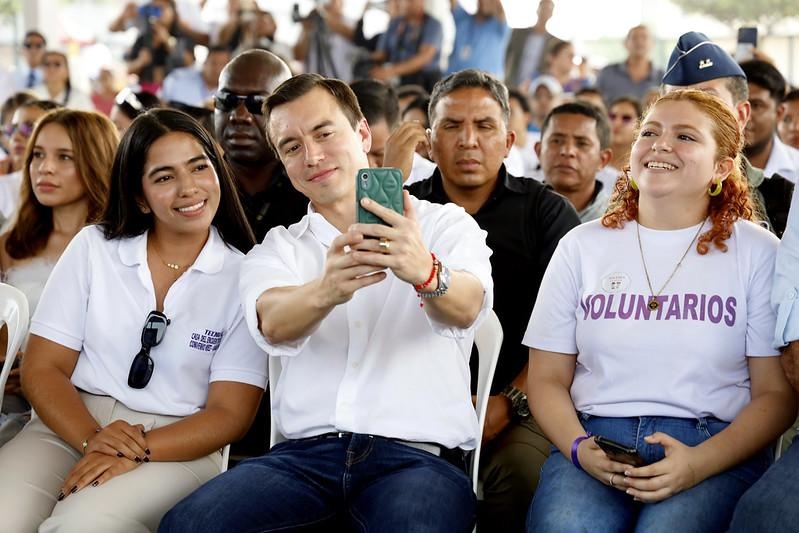 Daniel Noboa participó en un encuentro con jóvenes durante un evento. (Carlos Silva / Presidencia de la República)