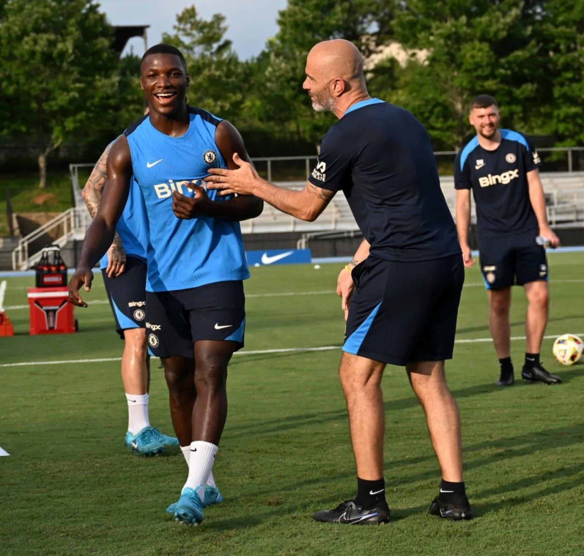 Moisés Caicedo y Enzo Maresca en un entrenamiento del Chelsea. (Redes sociales)