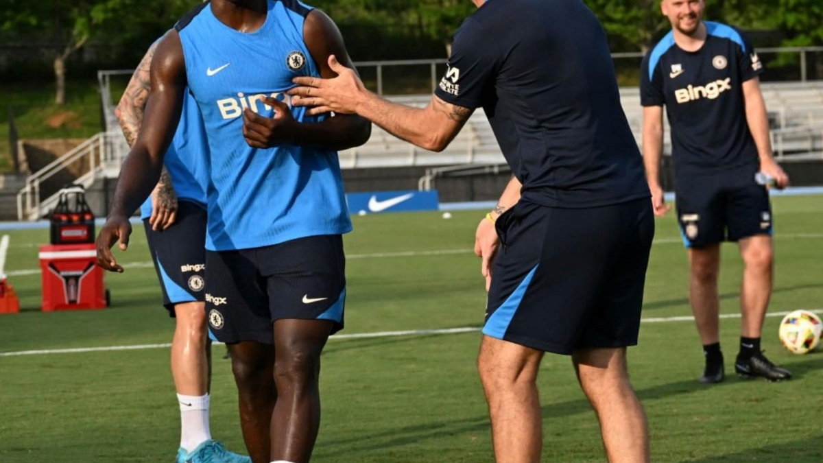 Moisés Caicedo y Enzo Maresca en un entrenamiento del Chelsea. (Redes sociales)