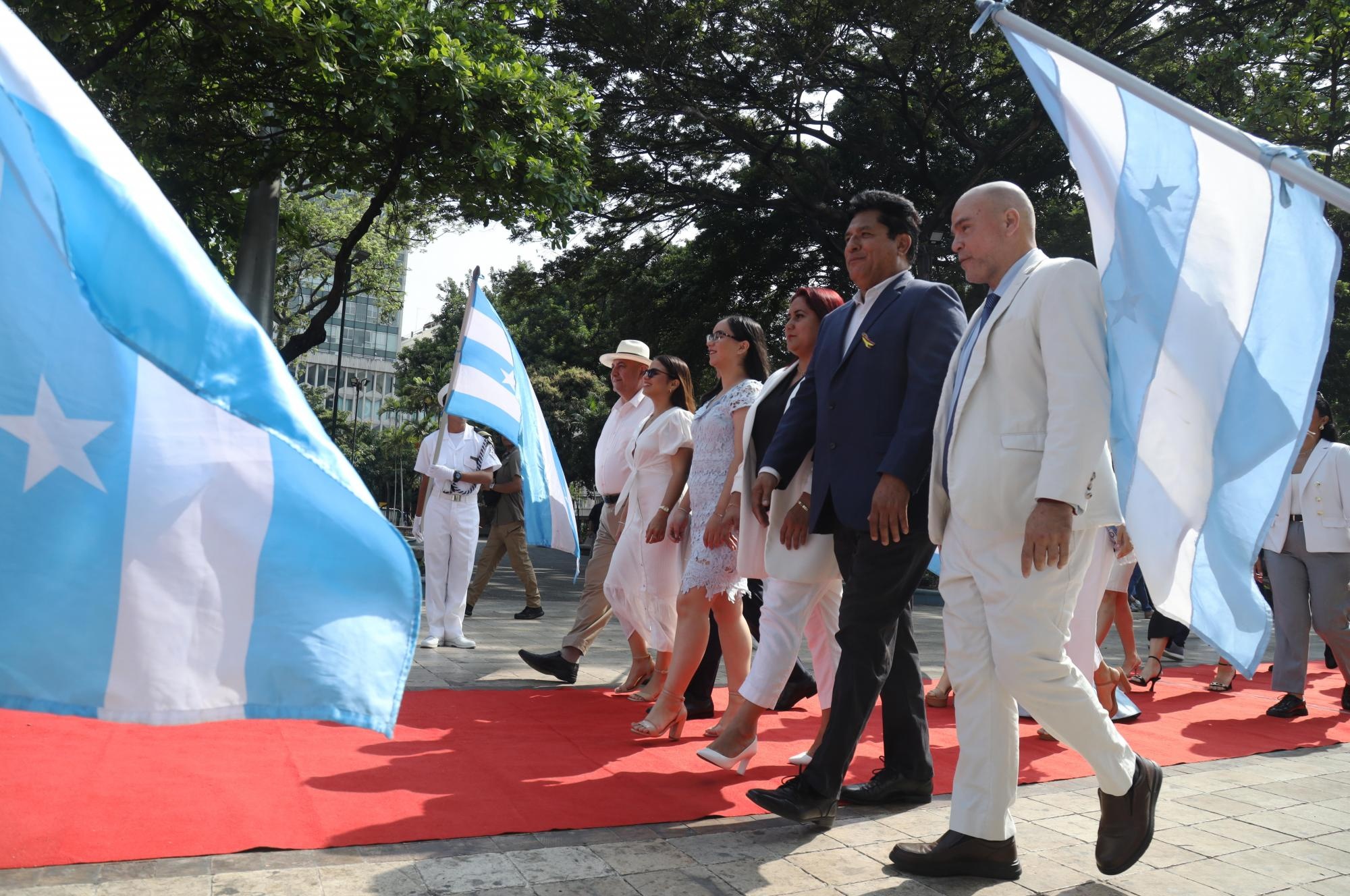 Imagen de Blanca López, vicealcaldesa de Guayaquil, caminando hacia la Columna de los Próceres del Parque Centenario para dar inicio al pregón cívico octubrino. (César Muñoz/API)