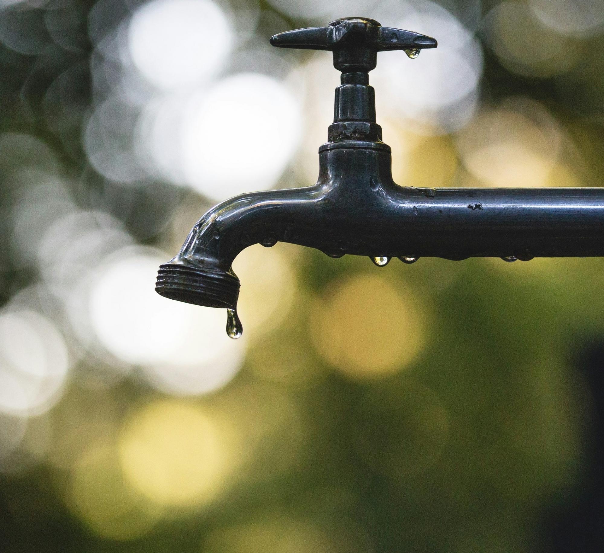 Imagen de un grifo de agua potable, en referencia a cortes de agua. (Luis Tosta/Unsplash)