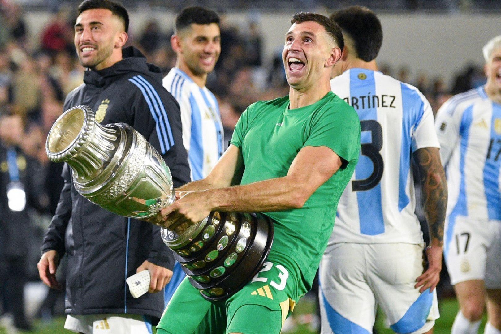 Emiliano Dibu Martínez festejando con el trofeo de la Copa América luego del partido contra Chile en Eliminatorias Sudamericanas. (Redes sociales)