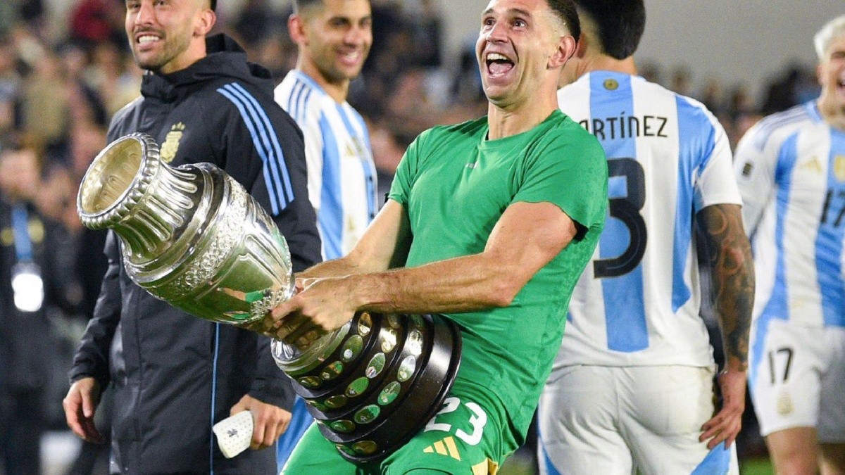 Emiliano Dibu Martínez festejando con el trofeo de la Copa América luego del partido contra Chile en Eliminatorias Sudamericanas. (Redes sociales)