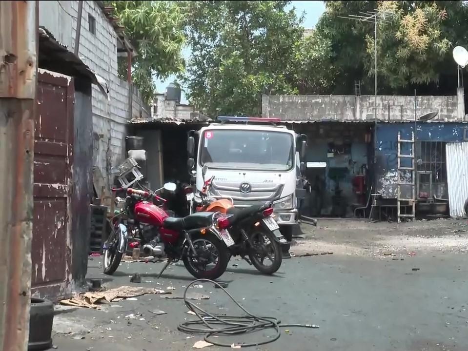 Imagen del taller mecánico donde fue asesinado un hombre del 3 de octubre del 2024. (Televistazo)