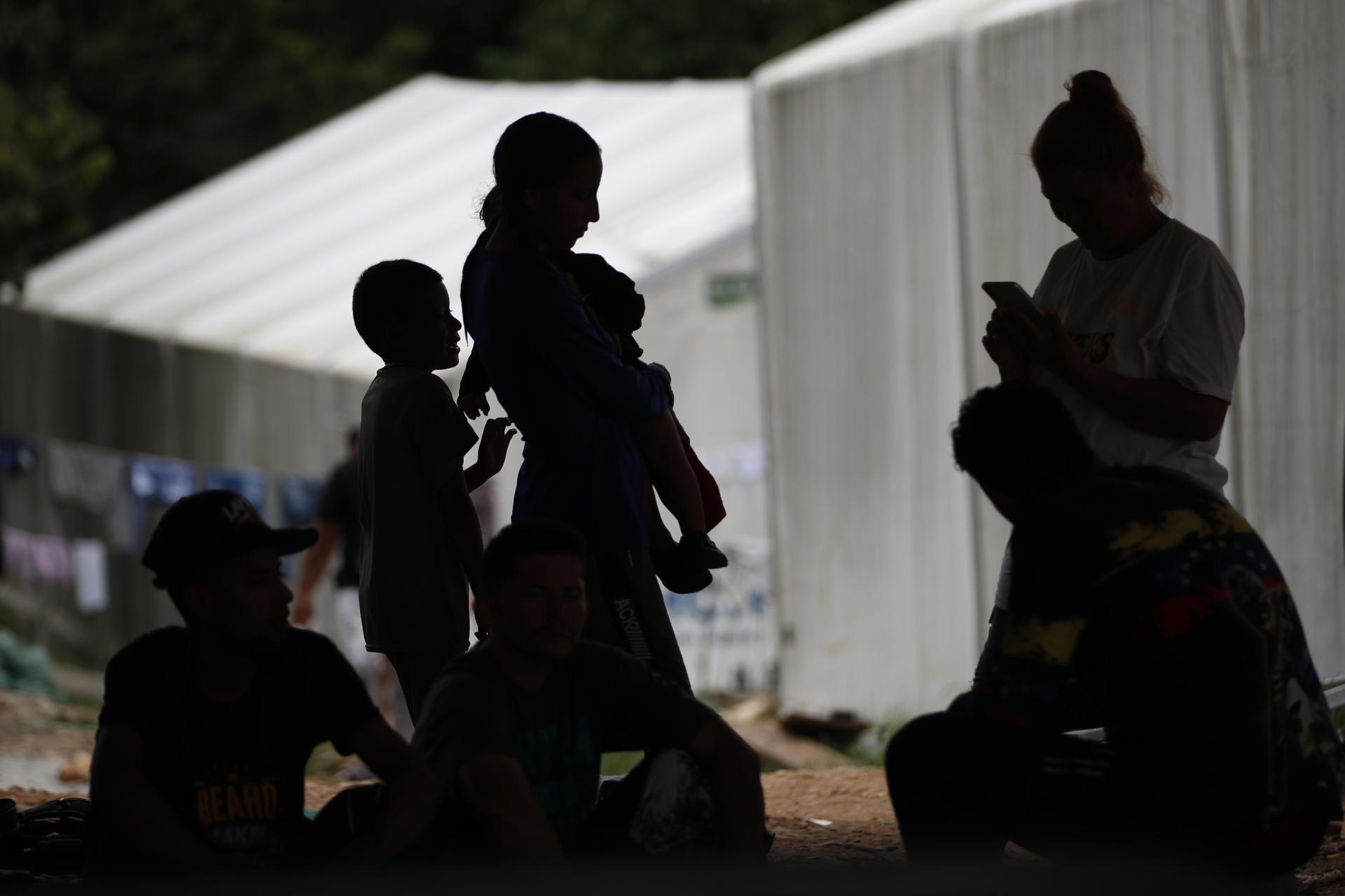 Imagen de migrantes en camino a Estados Unidos, en la selva del Darién. (EFE)