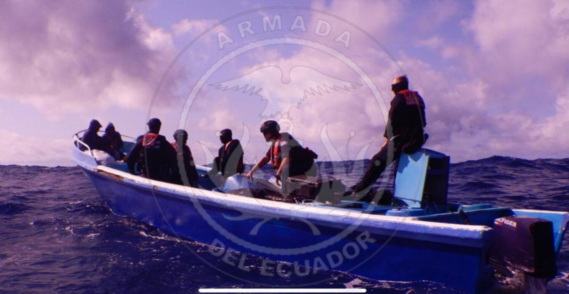 Tres ciudadanos que se transportaban en la lancha fueron aprehendidos. (Armada del Ecuador)