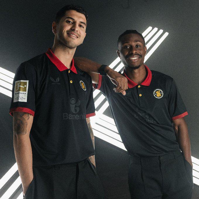 Bayer Leverkusen presentó su nueva camiseta para la Bundesliga. (Redes sociales)