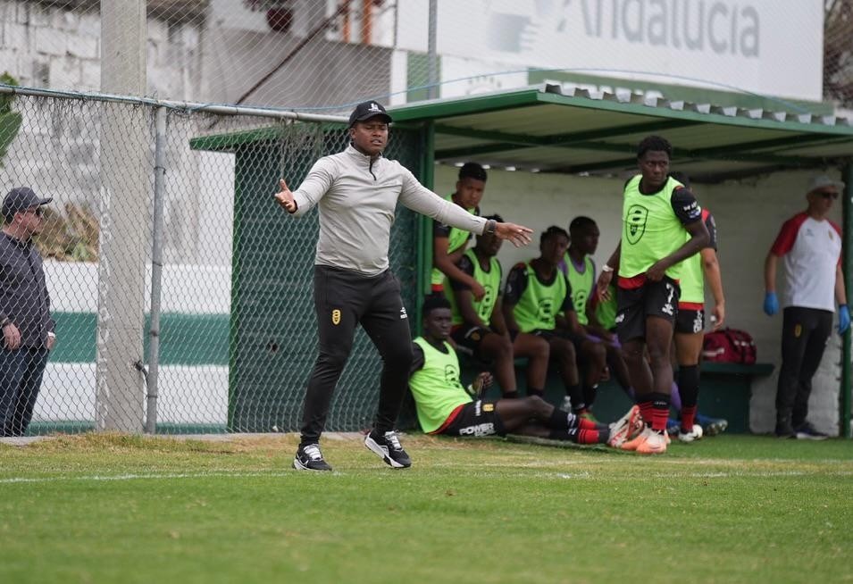El equipo de Antonio Valencia perdió 3-0 por alineación indebida. (Redes sociales)